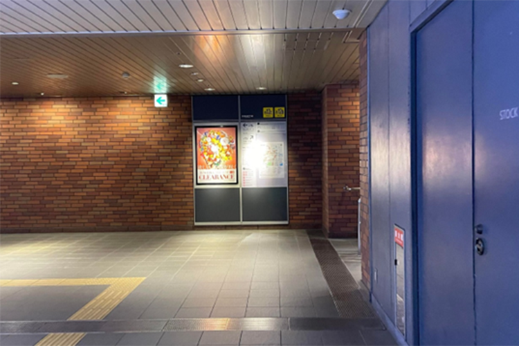 地下鉄天神南駅の西12ｂの出口へ向かい、エスカレーターで地上に出ます。